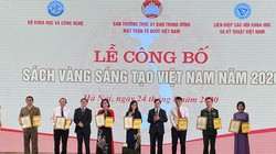 7 công trình tiêu biểu phòng, chống COVID-19 của nhiều nhóm tác giả khác nhau đã được vinh danh tại lễ công bố sách vàng sáng tạo Việt Nam (Ảnh: MTTQ VN) 