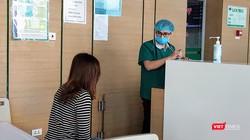 Bác sĩ thăm hỏi tình hình sức khỏe của bệnh nhân (Ảnh: Minh Thúy)