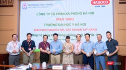 GS. TS. Tạ Thành Văn – Hiệu trưởng Trường Đại học Y Hà Nội cùng các cán bộ tiếp nhận 4.500 chai nước sát khuẩn tay phòng, chống dịch COVID-19 (Ảnh: Văn Trọng) 