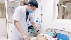 Bác sĩ chăm sóc cho ông H. sau ca mổ lấy chiếc tăm tre đâm thủng ruột non (Ảnh: Bệnh viện Hữu nghị Việt Đức) 