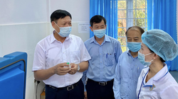 Thứ trưởng Đỗ Xuân Tuyên kiểm tra vaccine bạch hầu tại Trạm y tế xã Đắk Ruồng (Ảnh: Vũ Mạnh Cường) 
