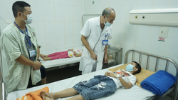 Một số học sinh đang nằm điều trị tại Bệnh viện Đa khoa Đông Anh sau khi ăn trưa tại trường. (Ảnh: SYT Hà Nội) 