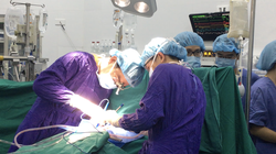 Các bác sĩ tại Bệnh viện Hữu nghị Việt Đức thực hiện ghép tim cho bệnh nhân (Ảnh: BVCC) 