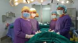 Các bác sĩ phẫu thuật loại bỏ dị vật cho bệnh nhân (Ảnh: BVCC) 