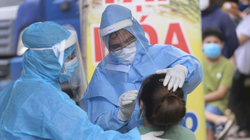 Người dân được lấy mẫu xét nghiệm COVID-19 (Ảnh - BYT) 