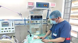 BS. Giang chăm sóc bé sơ sinh (Ảnh: Minh Thúy) 