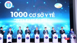 Thủ tướng Nguyễn Xuân Phúc cùng Phó Thủ tướng Vũ Đức Đam, các lãnh đạo của Bộ Y tế ấn nút kết nối 1.000 cơ sở y tế khám, chữa bệnh từ xa (Ảnh: Minh Thúy) 