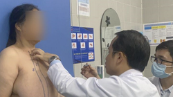 BS. Hoàng Văn Hồng thăm khám cho bệnh nhân trước phẫu thuật (Ảnh: BVCC) 