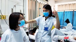 Bác sĩ kiểm tra thị lực cho cô gái 27 tuổi (Ảnh: Minh Thúy) 