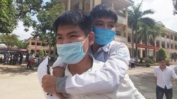 Đôi bạn thân 10 năm cõng nhau đi học (Ảnh: T.T)