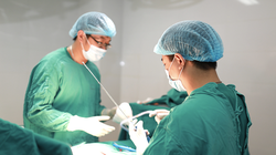 Bác sĩ tại Khoa Phẫu thuật thẩm mỹ phẫu thuật cho bệnh nhân (Ảnh: Bệnh viện Da liễu Trung ương) 