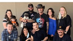 Anh J.M (áo đen, ngồi xe lăn) đã hồi phục kỳ diệu sau khi chữa trị tại Bệnh viện Hữu nghị Việt Đức (Ảnh: Gia đình anh J.M cung cấp) 