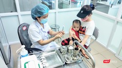 Bác sĩ tiêm vaccine cho trẻ (Ảnh: Minh Thúy) 