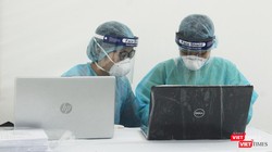 Nhân viên y tế nhập dữ liệu bệnh nhân (Ảnh - Minh Thuý) 