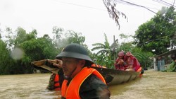 Người dân sơ tán vì mưa lũ (Ảnh: Thảo Vy - nguồn: baothuathienhue.vn)