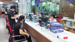 Người dân thanh toán viện phí tại bệnh viện (Ảnh - Minh Thuý) 