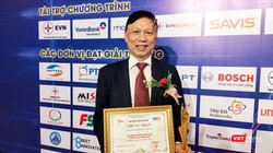 PGS. TS. Trần Quý Tường, Cục trưởng Cục Công nghệ Thông tin, Bộ Y tế nhận giải thưởng Chuyển đối số Việt Nam 2020 (Ảnh: Minh Thuý) 