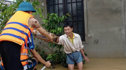 Cứu trợ gia đình người dân bị ngập sâu (Ảnh: Hoàng Triều - nguồn: baothuathienhue.vn) 