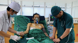 Bác sĩ chăm sóc ông N. sau phẫu thuật (Ảnh: Quỳnh Hương)