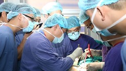 Các bác sĩ tại Bệnh viện Hữu nghị Việt Đức phẫu thuật cấp cứu vỡ vật hang cho bệnh nhân (Ảnh: Bệnh viện Hữu nghị Việt Đức) 