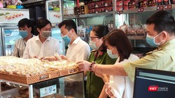 Đoàn kiểm tra an toàn thực phẩm bánh trung thu tại Hà Nội (Ảnh: Minh Thuý) 