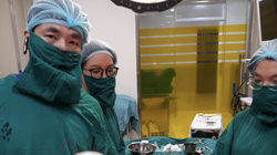 Bác sĩ cắt bỏ khối u xơ (Ảnh: BVCC) 