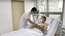 Bác sĩ khám bệnh cho bệnh nhân sau phẫu thuật (Ảnh: BVCC) 