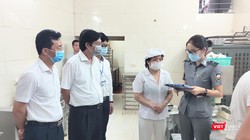 Đoàn kiểm tra an toàn thực phẩm tại một cơ sở sản xuất bánh trung thu (Ảnh: Minh Thuý) 