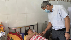 Thứ trưởng Bộ Y tế Nguyễn Trường Sơn thăm hỏi nạn nhân trong vụ sạt lở đất ở Trà Leng (Ảnh: Vũ Mạnh Cường) 