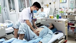 Bác sĩ khám bệnh cho bệnh nhân bị ngộ độc sau khi uống viên thuốc nam trị tiểu đường (Ảnh: Văn Phong) 