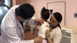 ThS. BS. Đặng Hoàng Thơm thăm khám cho bé (Ảnh: BVCC) 