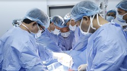 Các bác sĩ ở Bệnh viện Trung ương Quân đội 108 thực hiện ghép đa mô, tạng cứu sống 6 bệnh nhân (Ảnh: BVCC) 