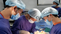 Các bác sĩ phẫu thuật dương vật cho bệnh nhân (Ảnh: Bệnh viện Đại học Y Hà Nội) 