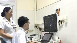 Bác sĩ thăm khám cho bệnh nhân (Ảnh: Bệnh viện Sản nhi Quảng Ninh) 