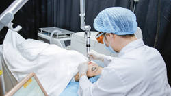 Bác sĩ chăm sóc da cho bệnh nhân (Ảnh: Bệnh viện Da liễu Trung ương) 