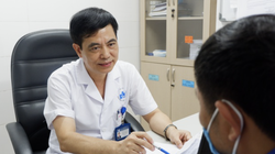 BS. Đào Hữu Ghi - Trưởng Khoa Điều trị Bệnh da nam giới, Bệnh viện Da liễu Trung ương - tư vấn cho một bệnh nhân (Ảnh: Thảo Vy)