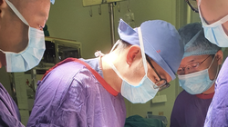 Bác sĩ phẫu thuật cùng lúc 5 xương cho bệnh nhân (Ảnh: BVCC) 
