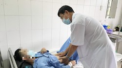 Bác sĩ chăm sóc cho bệnh nhân bị gãy dương vật vì thói quen kì lạ (Ảnh: BVCC) 