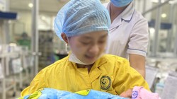 Mẹ bé Bình Anh hạnh phúc trong ngày gặp lại con gái (ẢNh: BVCC) 