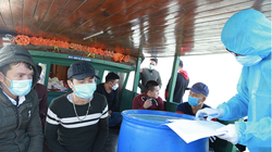 Cơ quan chức năng tiến hành lấy lời khai, lập biên bản của 8 người trốn cách ly y tế (Ảnh: Hồng Phương)