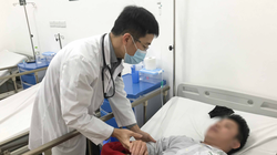 Bác sĩ chăm sóc bệnh nhân (Ảnh: BVCC) 