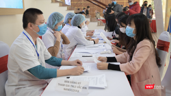 Tình nguyện viên đăng ký thử nghiệm vaccine COVID-10 (Ảnh: Minh Thuý) 