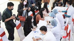 Các tình nguyện viên đăng ký thử nghiệm vaccine phòng COVID-19 ở Học viện Quân Y (Ảnh: Minh Thuý) 