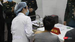 Tình nguyện viên tiêm vaccine phòng COVID-19 "made in Viet Nam" (Ảnh: Minh Thuý) 