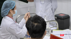 Nhân viên y tế chuẩn bị tiêm vaccine phòng COVID-19 Nanocovax cho tình nguyện viên (Ảnh - Minh Thuý) 