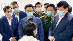 Phó Thủ tướng Vũ Đức Đam cùng lãnh đạo Bộ Y tế tới thăm những tình nguyện viên đầu tiên tiêm vaccine phòng COVID-19 (Ảnh: Mạnh Cường) 