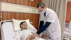 Bác sĩ khám bệnh cho anh S. sau phẫu thuật (Ảnh: BVCC) 