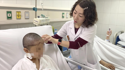 Bác sĩ kiểm tra vết thương cho bé gái bị lột da đầu, lộ xương sọ do tóc cuốn và bánh xe (Ảnh: BVCC) 