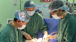 Các bác sĩ phẫu thuật loại bỏ khối u máu khổng lồ cho bệnh nhi (Ảnh: BVCC) 