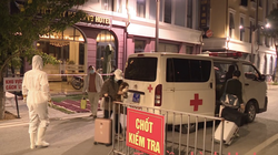 Chốt kiểm tra dịch COVID-19 ở khách sạn nơi gia đình du học sinh nhiễm virus SARS-CoV-2 ở (Ảnh: Cổng TTĐT TP. Hạ Long) 